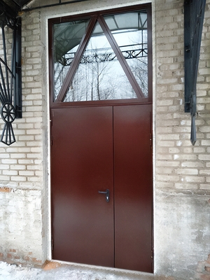 Дверь с остеклением сверху