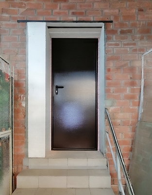 Фото коричневой огнеупорной двери