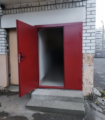 Дверь ei-60 на уличном выходе Дверь ei-60 на уличном выходе