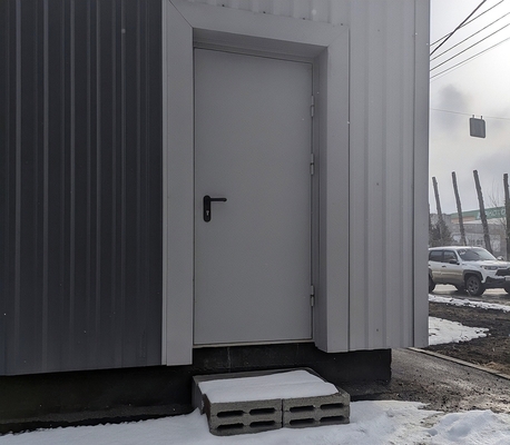 Уличная дверь серого цвета