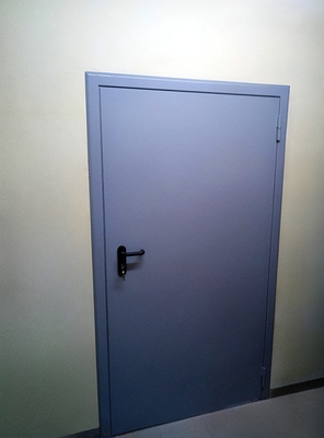 Широкая глухая дверь