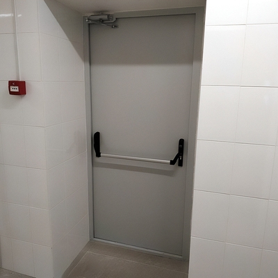 Дверь с ручкой-перекладиной