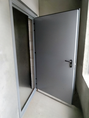 Дверь на переходном балконе