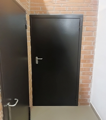 Черные огнестойкие двери