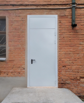 Дверь с верхней вставкой