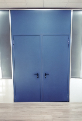 Нестандартная синяя дверь