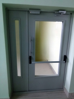 Дверь с большим стеклом