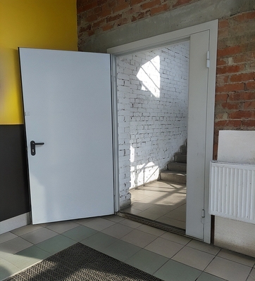 Дверь в офисном здании