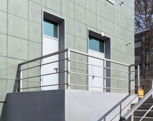 Двери в магазине Двери в магазине