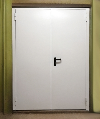 Двустворчатая белая дверь Двустворчатая белая дверь