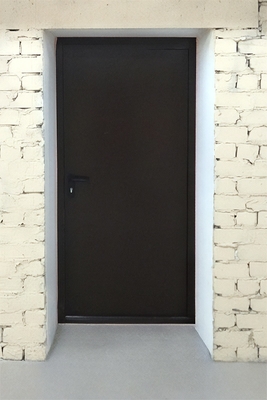 Темно-коричневая дверь