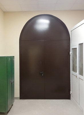 Арочная коричневая дверь Арочная коричневая дверь