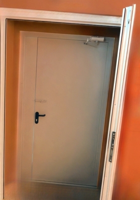 Дверь с доводчиком