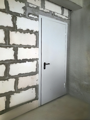 Установленная дверь