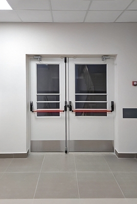 Дверь с ручками push-bar