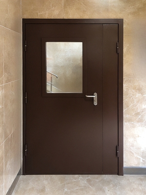 Коричневая остекленная дверь