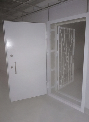 Дверь КХН с решеткой