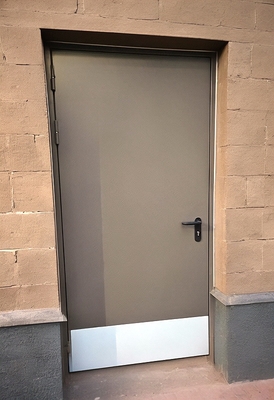 Дверь с отбойником