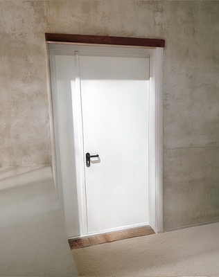 Полуторная белая дверь