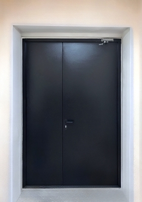 Черная полуторная дверь