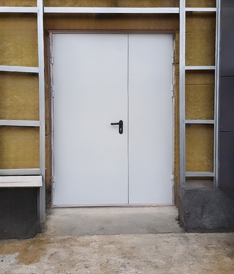 Дверь на уличном выходе