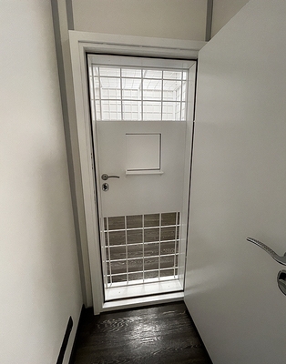 Дверь-решетка с передаточным окном