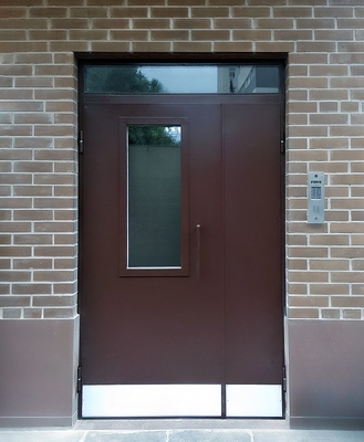 Остекленная подъездная дверь Остекленная подъездная дверь