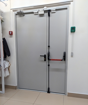 Дверь с ручкой push-bar