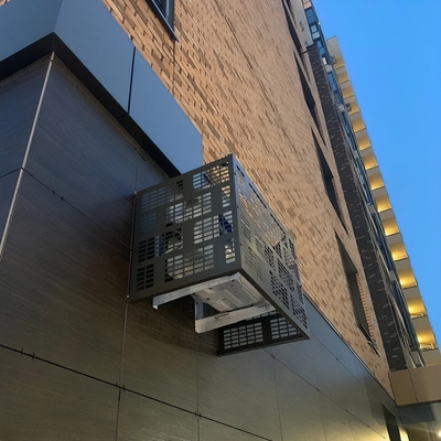 Короб на фасаде здания Короб на фасаде здания