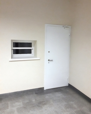 Дверь белого цвета