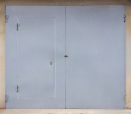 Ворота серого цвета в гараж