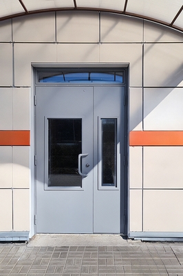 Остекленная дверь серого цвета