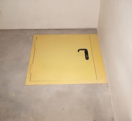 Люк желтого цвета Люк желтого цвета