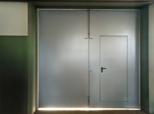 Огнеупорные ворота с дверью