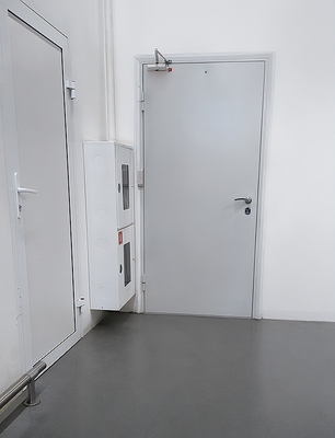 Техническая дверь с доводчиком