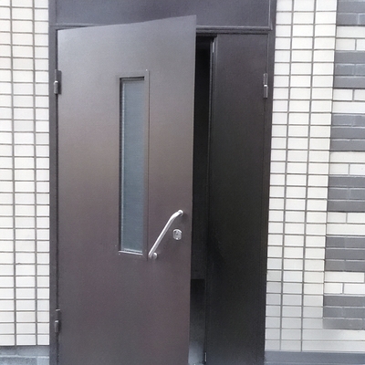 Подъездная дверь с фрамугой