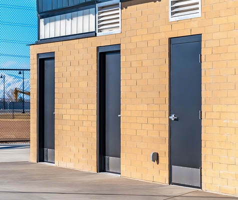 Двери с отбойниками