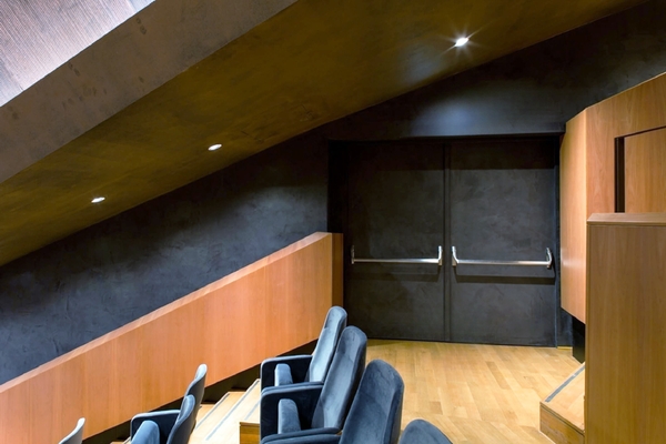 Двустворчатая дверь в кинотеатре