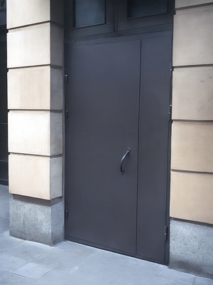Дверь в подъезд дома