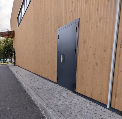 Дверь в здании автовокзала Дверь в здании автовокзала