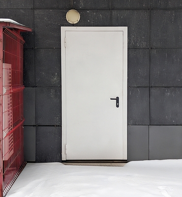 Белая дверь на уличном выходе