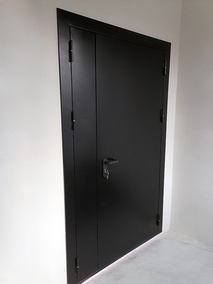 Чёрная огнеупорная дверь