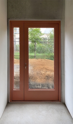 Дверь с увеличенными стёклами