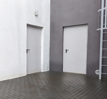 Двери в торговом комплексе