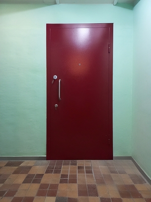 Глухая красная дверь