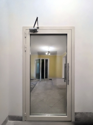 Остекленная техническая дверь