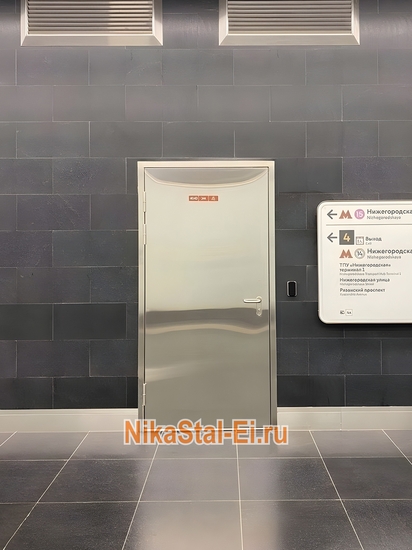 В интерьере