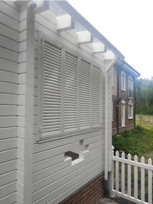 Белые жалюзийные ставни распашные