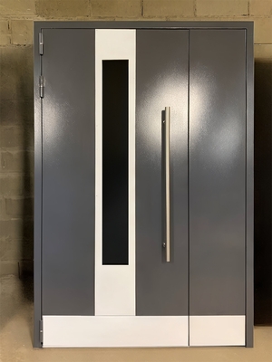 Подъездная дверь с отбойником