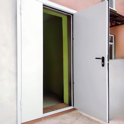 Наружная белая тамбурная дверь Наружная белая тамбурная дверь